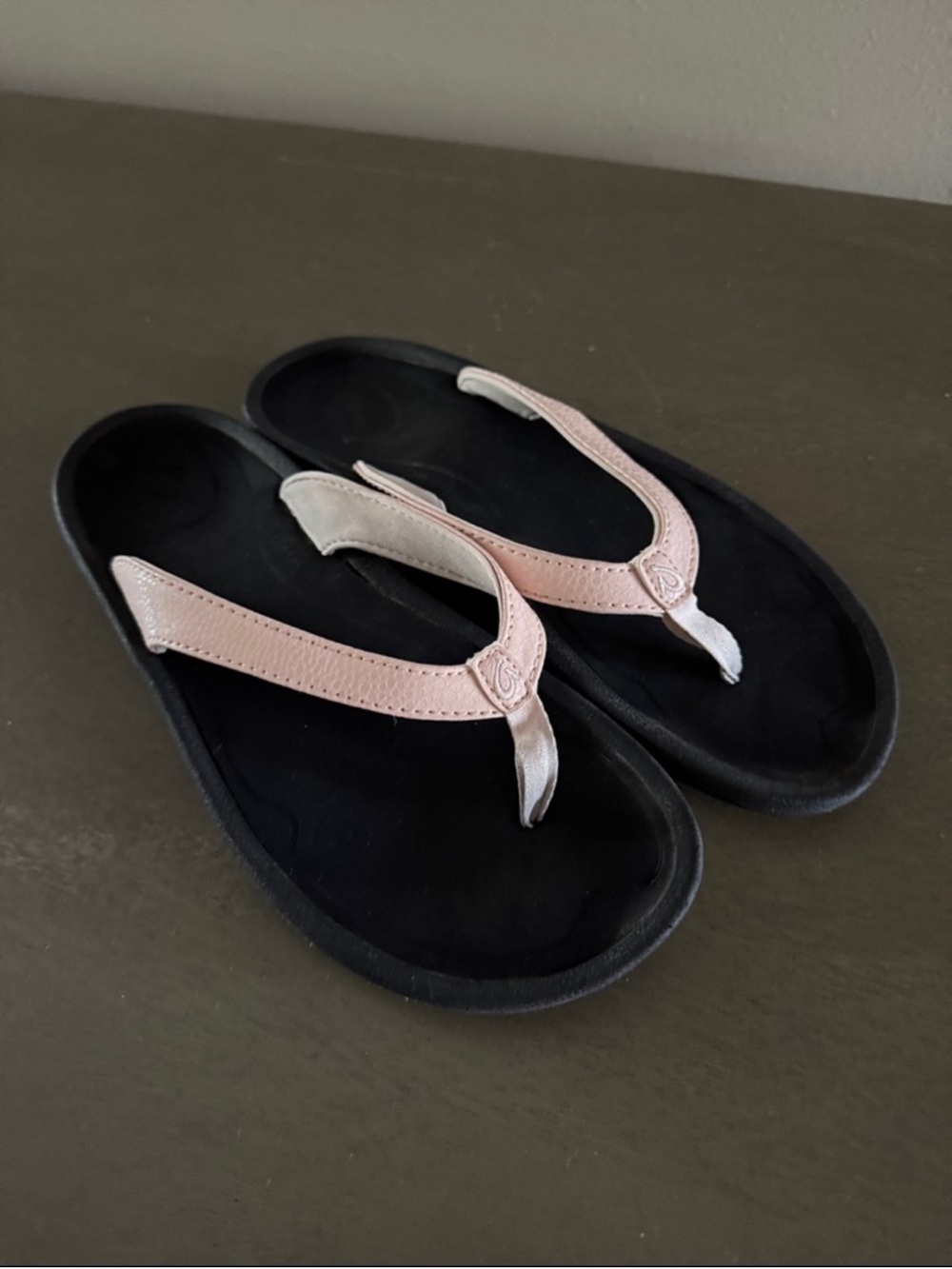 OluKai Women's Pink and Black Leather Thong Sandals 9